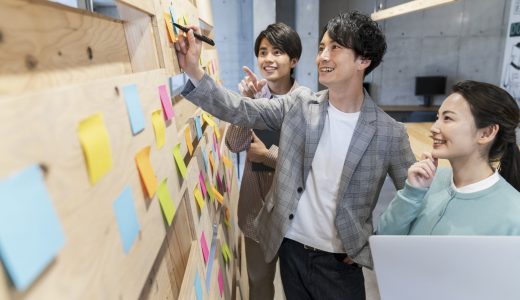 リーダーシップとは？定義や種類、リーダシップを高めるために必要な8つの行動も紹介